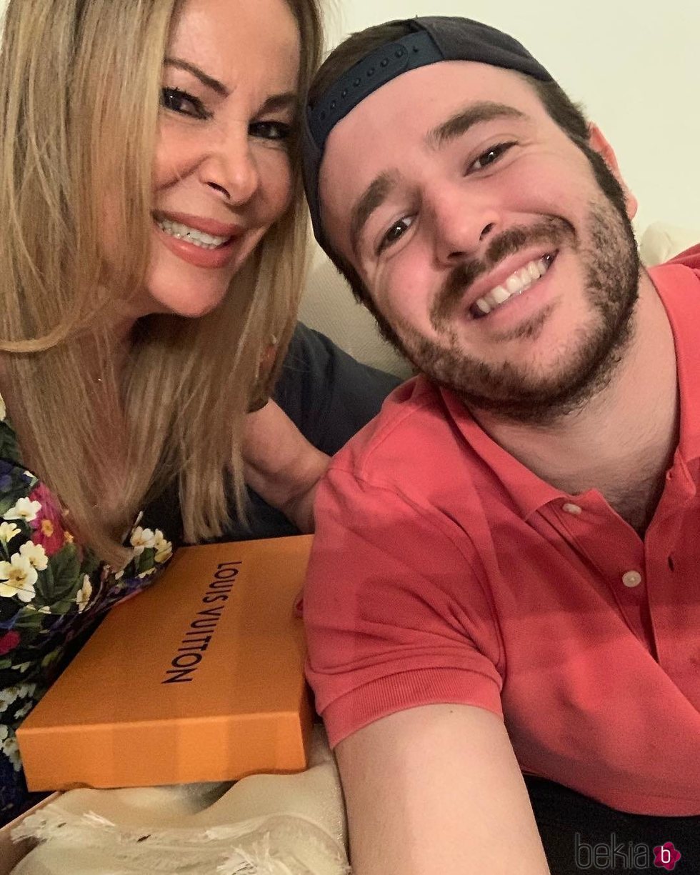 Álex Lequio celebrando el cumpleaños de su madre Ana Obregón