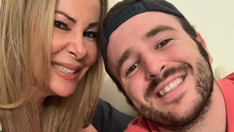 Álex Lequio celebrando el cumpleaños de su madre Ana Obregón