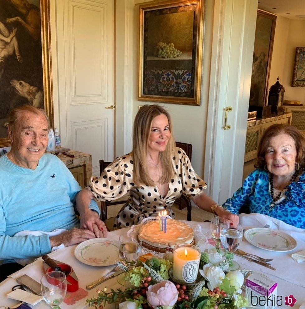 Ana Obregón celebrando su cumpleaños con sus padres