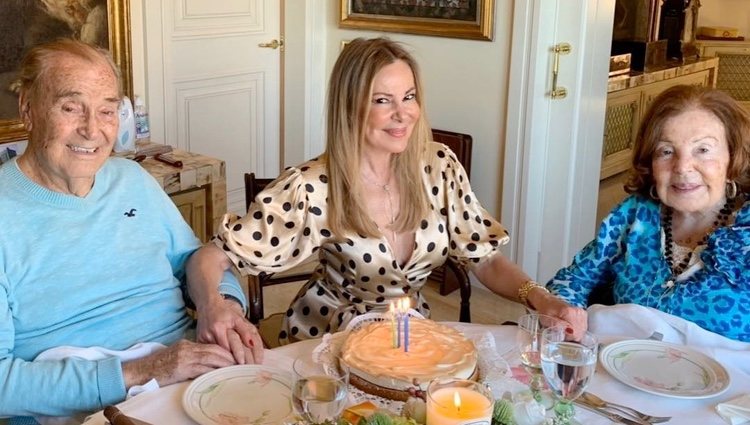 Ana Obregón celebrando su cumpleaños con sus padres