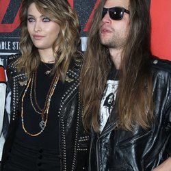 Paris Jackson y Gabriel Glenn acuden al estreno de 'The Dirt'