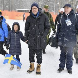 Daniel de Suecia y su hija Estela de Suecia en el campeonato mundial de biatlón en Östersund