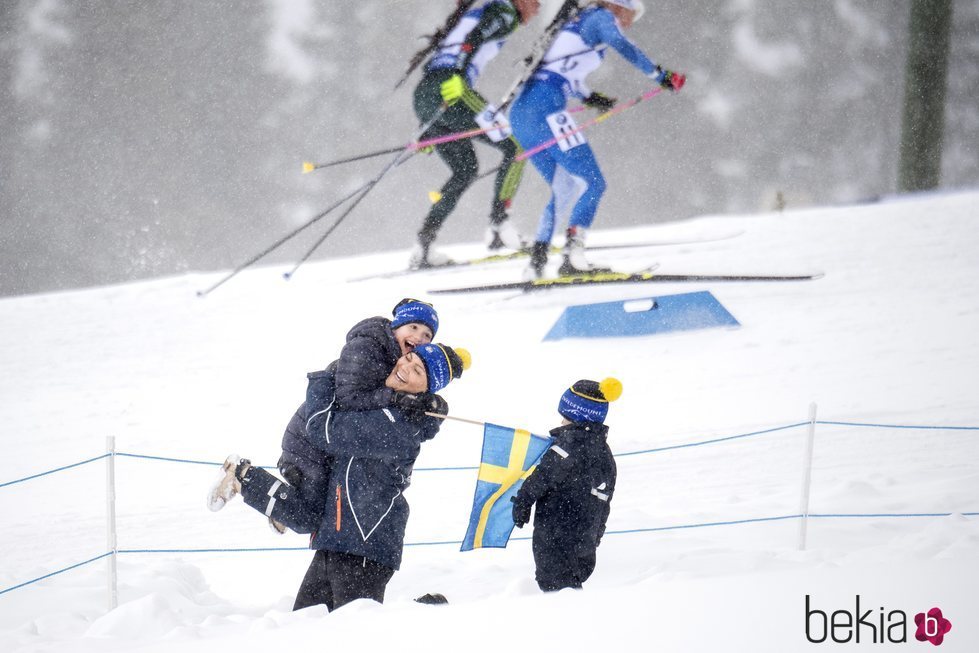 Victoria de Suecia y su hija Estela, muy divertidas en el campeonato mundial de biatlón en Östersund