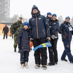 Victoria y Daniel de Suecia con sus hijos Estela y Oscar en el campeonato mundial de biatlón en Östersund