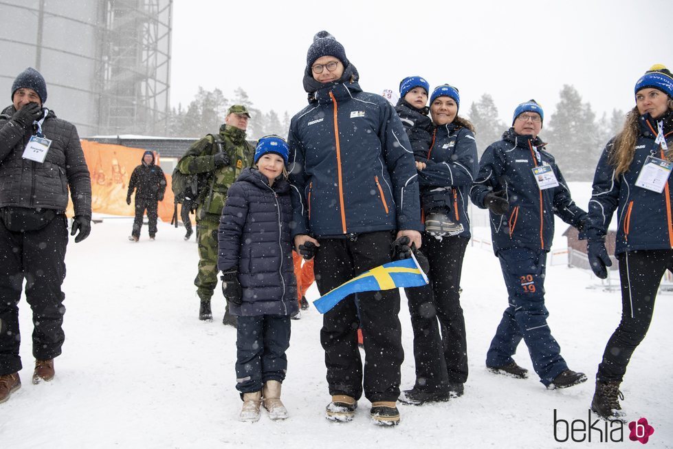 Victoria y Daniel de Suecia con sus hijos Estela y Oscar en el campeonato mundial de biatlón en Östersund