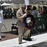 El Príncipe Carlos de Inglaterra con una ofrenda floral en Barbados