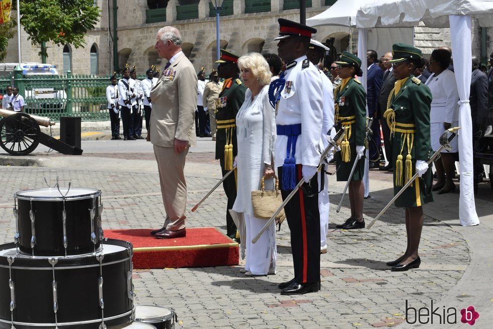 El Príncipe Carlos de Inglaterra y Camilla Parker en un ofrenda floral en Barbados