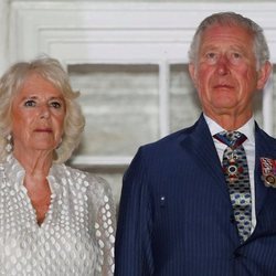 El Príncipe Carlos de Inglaterra y Camilla Parker en una recepción de honor de Barbados