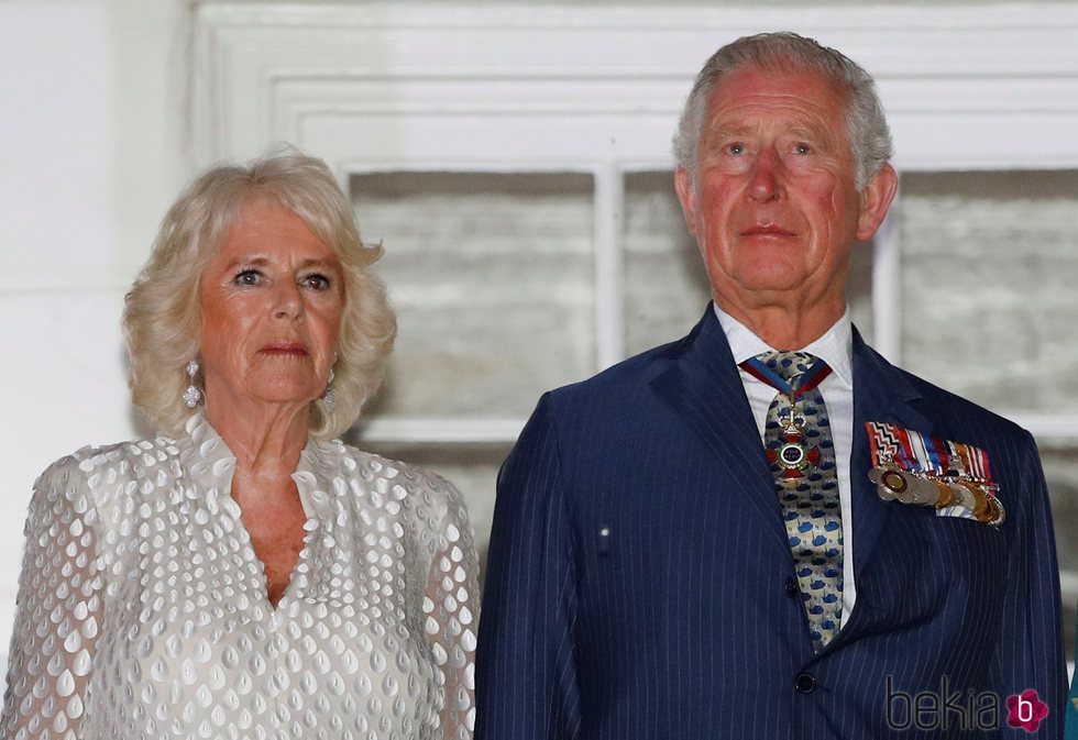 El Príncipe Carlos de Inglaterra y Camilla Parker en una recepción de honor de Barbados