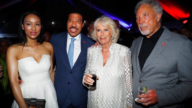 Camilla Parker con Lisa Parigi, Lionel Richie y Tom Jones en Barbados