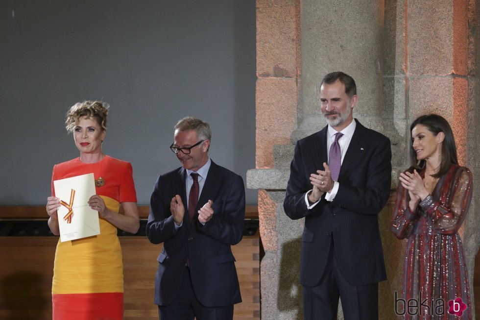 Los Reyes y el ministro de cultura entregan el Premio Nacional de Moda a Ágatha Ruiz de la Prada