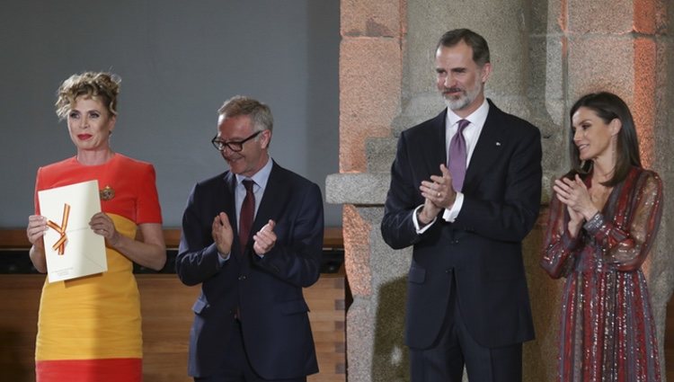 Los Reyes y el ministro de cultura entregan el Premio Nacional de Moda a Ágatha Ruiz de la Prada