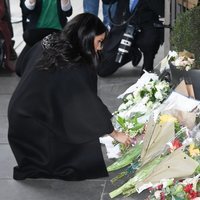 Meghan Markle con una ofrenda floral en la embajada de Nueva Zelanda