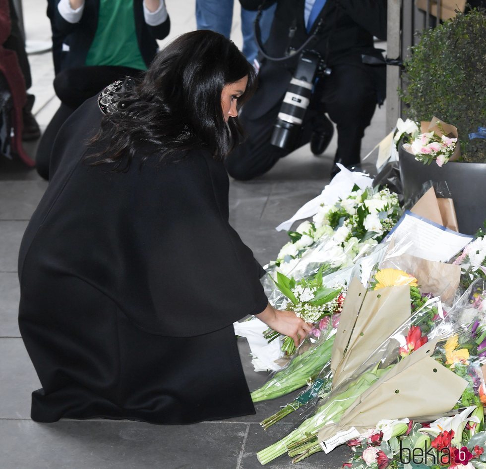 Meghan Markle con una ofrenda floral en la embajada de Nueva Zelanda