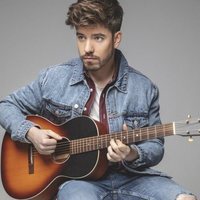 Roi Méndez con una guitarra