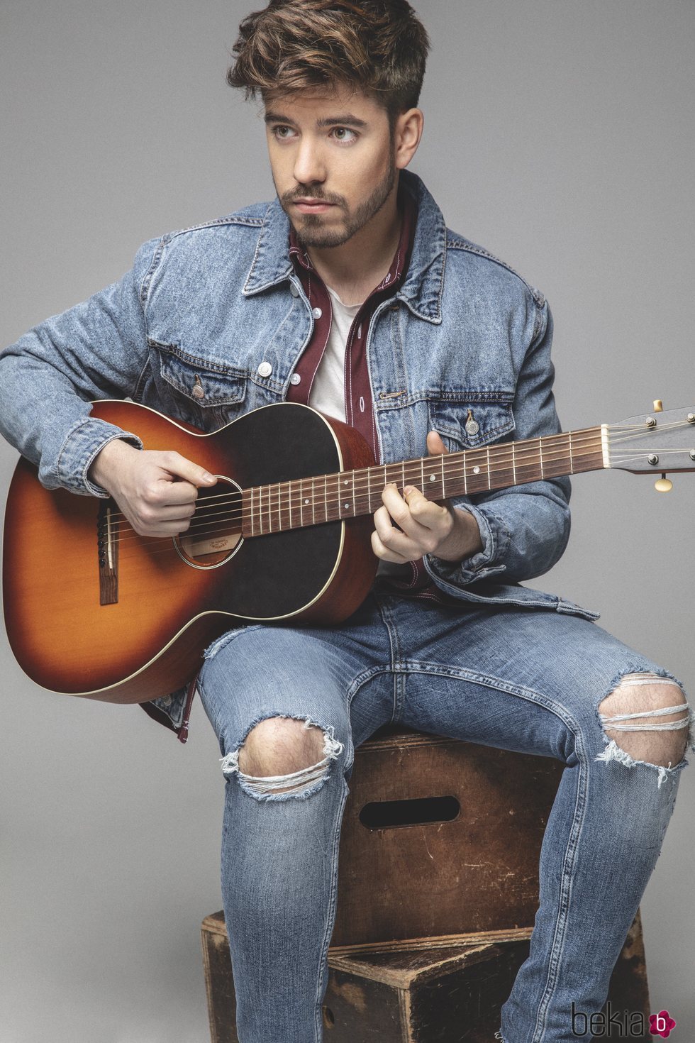 Roi Méndez con una guitarra