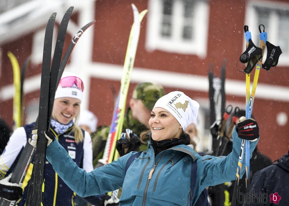 Victoria de Suecia disfruta de un día en la nieve en Norrbotten