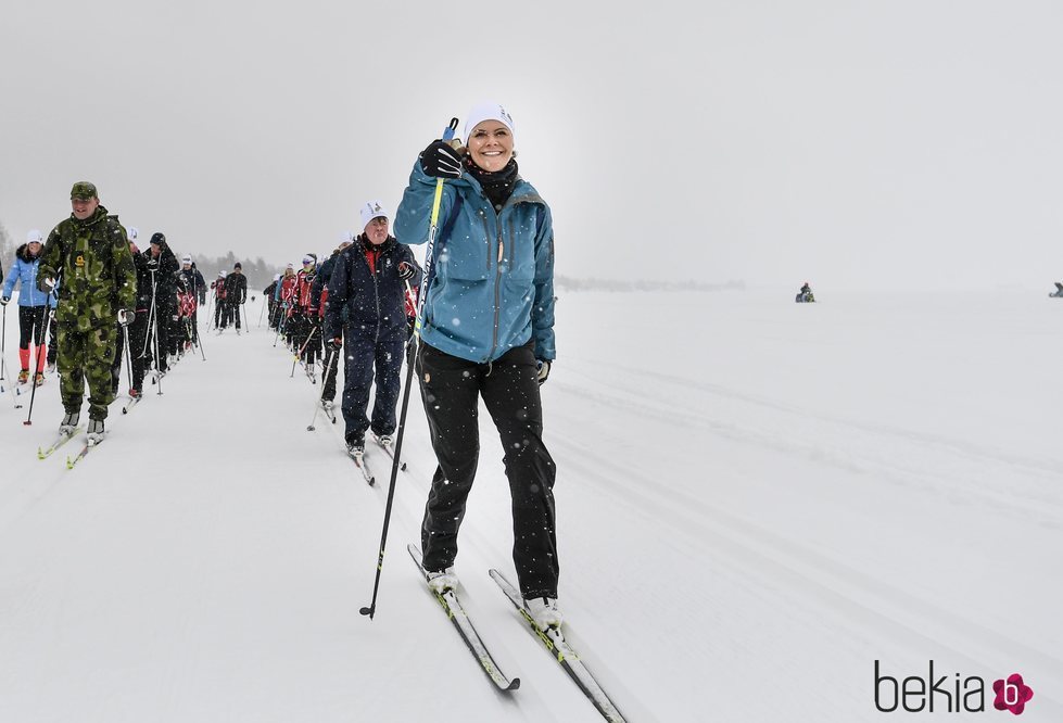 Victoria de Suecia de excursión en un río helado de Norrbotten