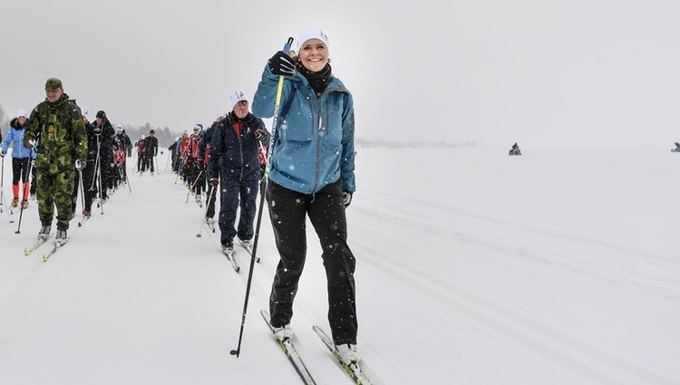 Victoria de Suecia de excursión en un río helado de Norrbotten