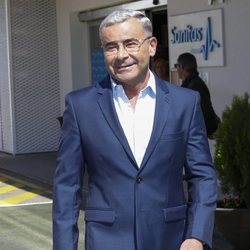 Jorge Javier Vázquez, muy sonriente a su salida del hospital tras ser operado de un ictus