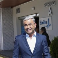 Jorge Javier Vázquez, muy sonriente a su salida del hospital tras ser operado de un ictus