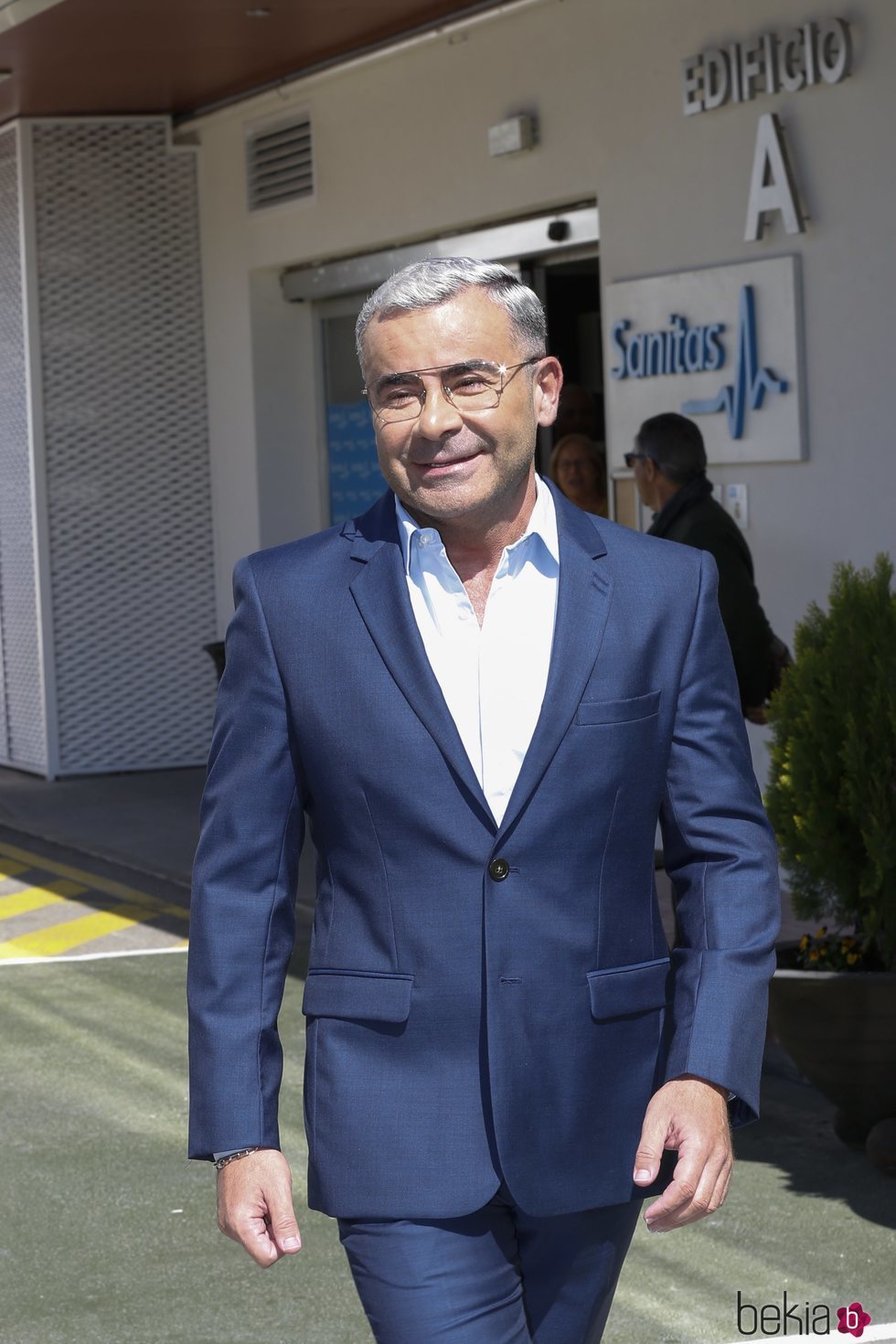 Jorge Javier Vázquez, muy sonriente a su salida del hospital tras ser operado de un ictus