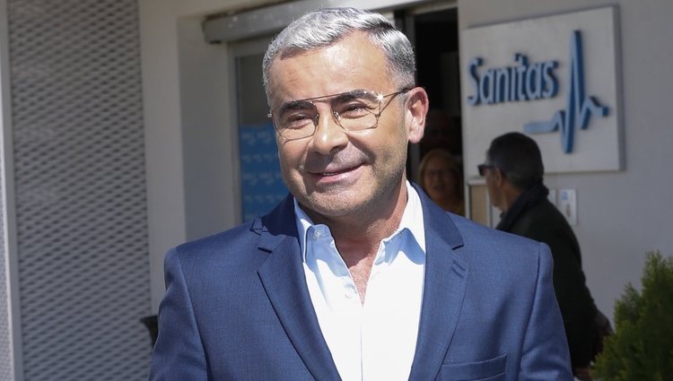 Jorge Javier Vázquez, muy sonriente a su salida del hospital tras ser operado de un ictus