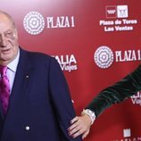 La Infanta Elena para al Rey Juan Carlos en la presentación de carteles de la Feria de San Isidro 2019