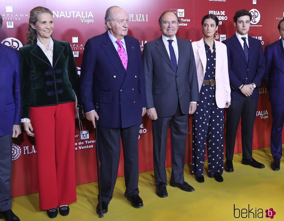 El Rey Juan Carlos, la Infanta Elena y sus hijos Froilán y Victoria Federica en la presentación de los carteles de la Feria de San Isidro 2019