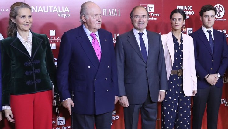 El Rey Juan Carlos, la Infanta Elena y sus hijos Froilán y Victoria Federica en la presentación de los carteles de la Feria de San Isidro 2019