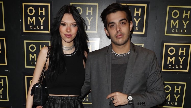 Alejandra Rubio y su novio, Álvaro Lobo, en el photocall de su cumpleaños