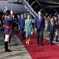 Los Reyes Felipe VI y Letizia en su llegada a la visita de Estado a Argentina