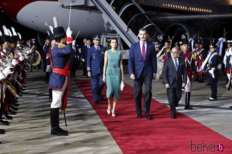 Los Reyes Felipe VI y Letizia en su llegada a la visita de Estado a Argentina