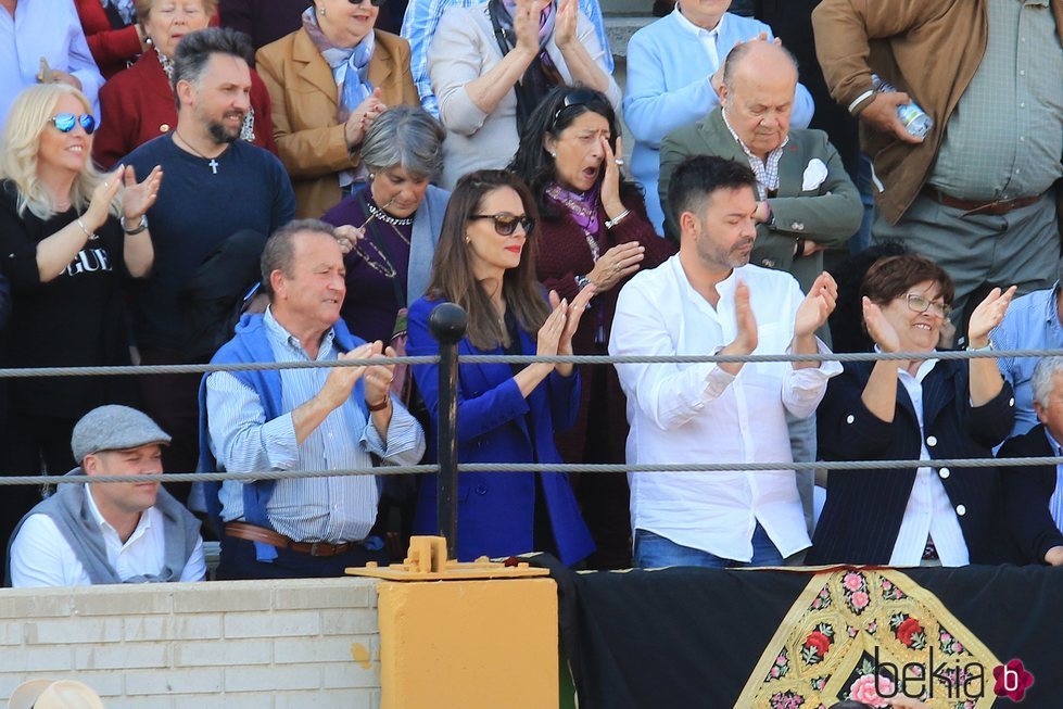 Eva González viendo torear a Cayetano Rivera en Morón de la Frontera