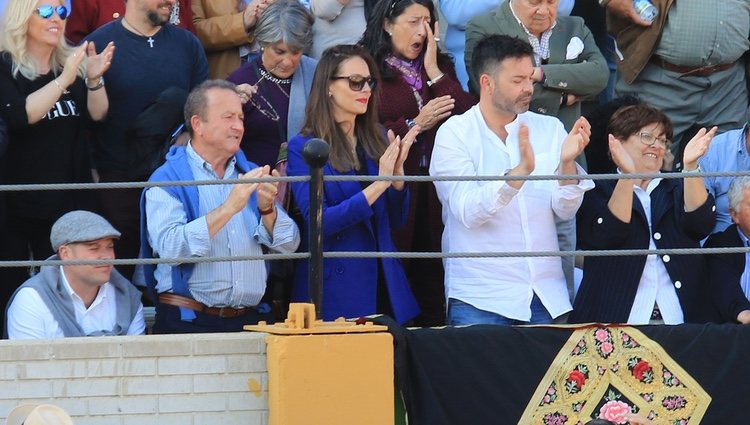 Eva González viendo torear a Cayetano Rivera en Morón de la Frontera