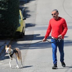 Jorge Javier Vázquez saliendo a pasear uno de sus perros