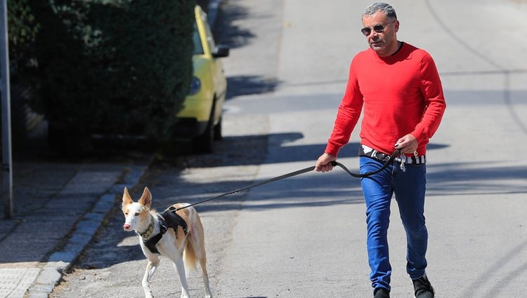 Jorge Javier Vázquez saliendo a pasear uno de sus perros