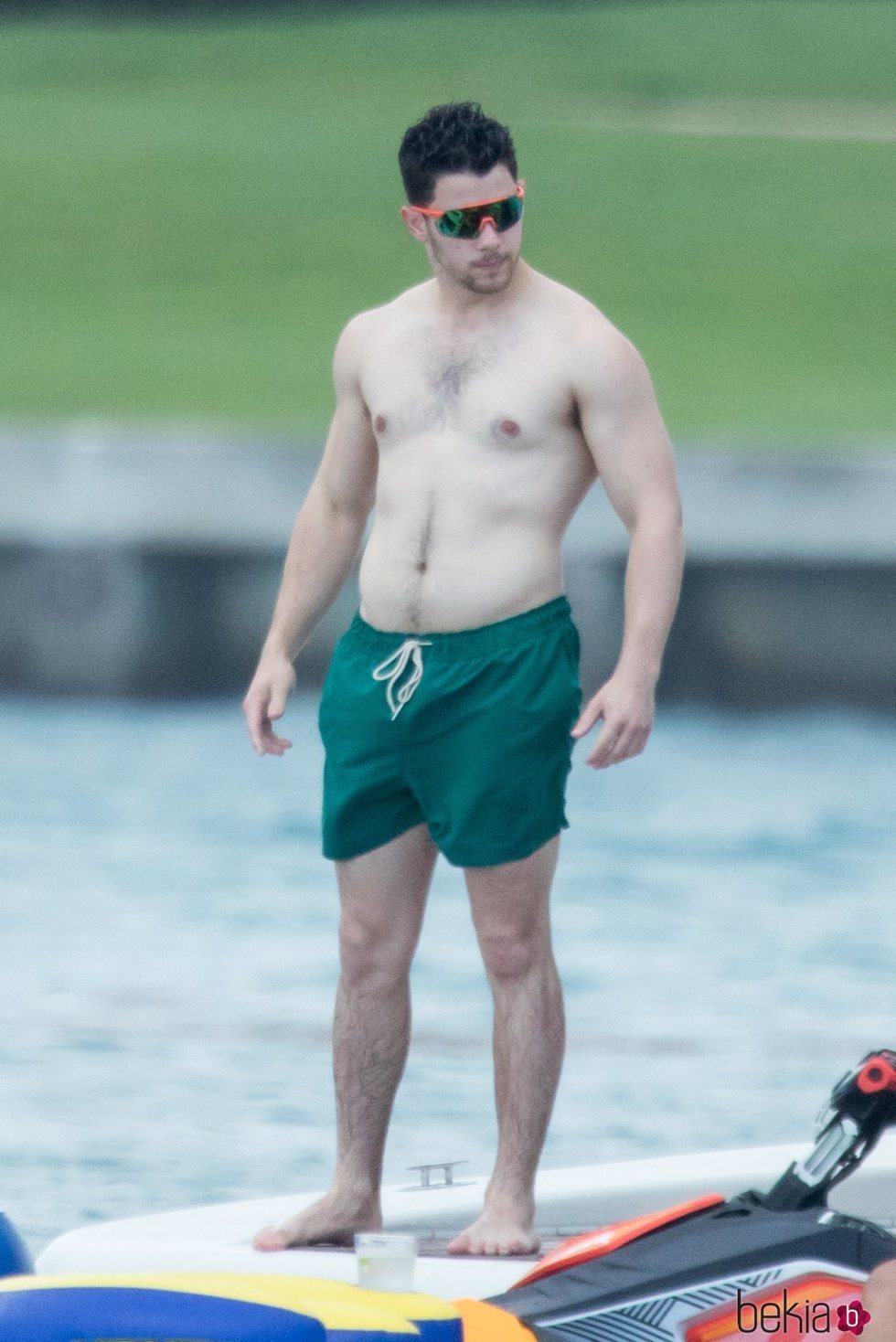 Nick Jonas, con el torso desnudo en alta mar