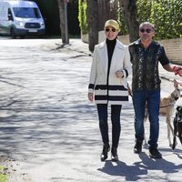 Jorge Javier Vázquez y Raquel Sánchez Silva paseando