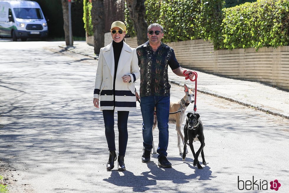 Jorge Javier Vázquez y Raquel Sánchez Silva paseando