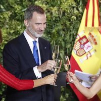 Los Reyes Felipe y Letizia brindando en la cena de gala por el Viaje de Estado de los Reyes Felipe y Letizia a Argentina