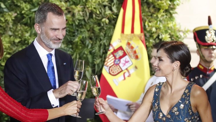 Los Reyes Felipe y Letizia brindando en la cena de gala por el Viaje de Estado de los Reyes Felipe y Letizia a Argentina