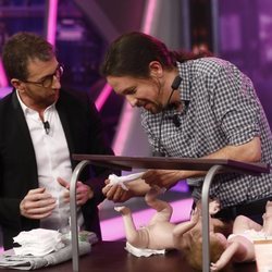 Pablo Iglesias cambiando pañales en 'El Hormiguero'