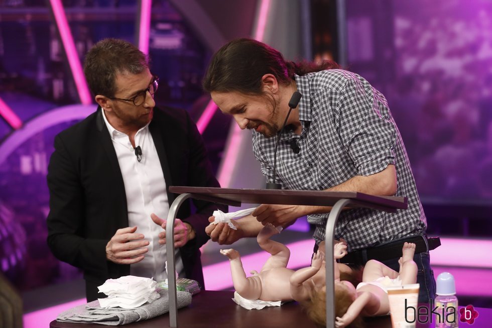 Pablo Iglesias cambiando pañales en 'El Hormiguero'