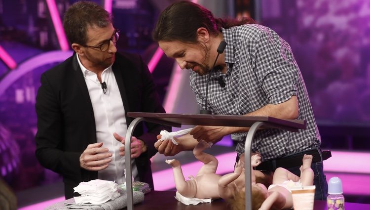 Pablo Iglesias cambiando pañales en 'El Hormiguero'