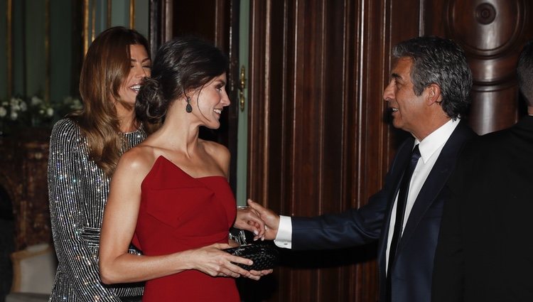 La Reina Letizia junto a Ricardo Darín en la cena de honor al Presidente Macri durante el Viaje de Estado de los Reyes Felipe VI y Letizia a Argentina