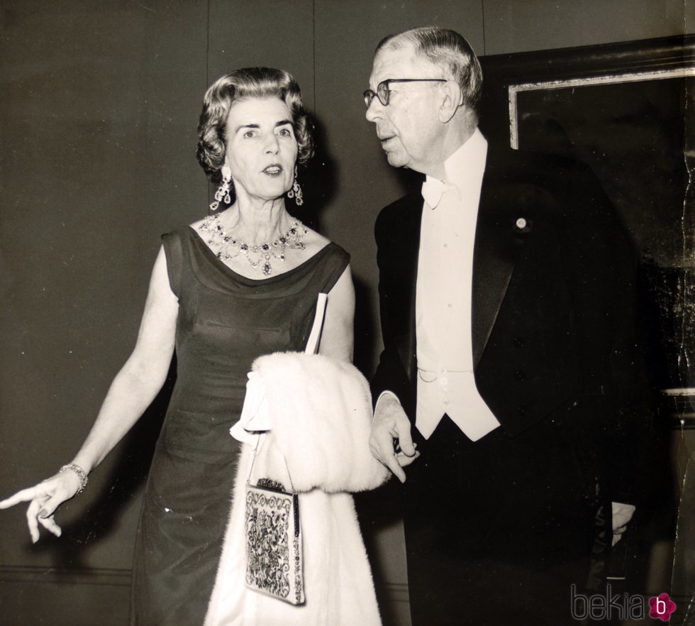 La Reina Ingrid de Dinamarca con su padre, el Rey Gustavo VI Adolfo de Suecia