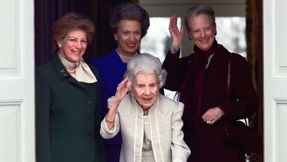 La Reina Ingrid de Dinamarca junto a sus hijas Margarita, Ana María y Benedicta