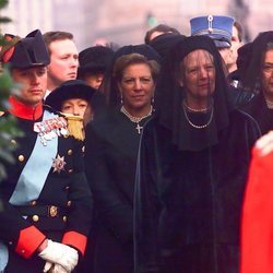 El Príncipe Federico, la Reina Ana María, la Reina Margarita y la Princesa Benedicta en el funeral de Ingrid de Dinamarca