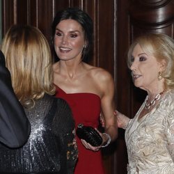 La reina Letizia junto y la periodista Mirtha Legrad en Argentina